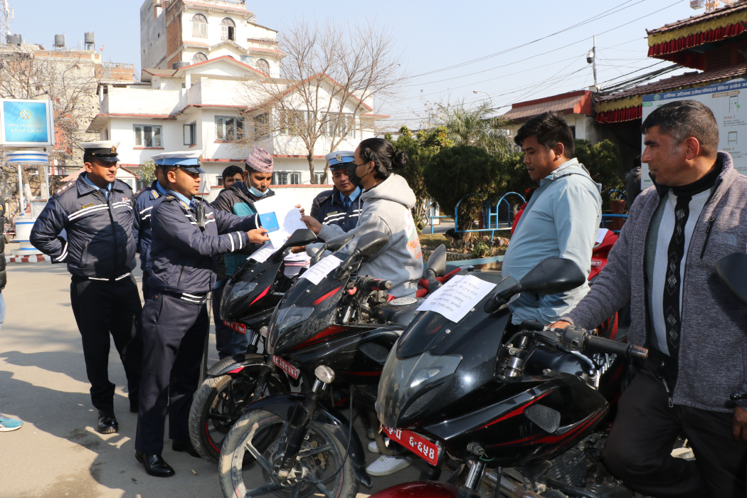 अत्यावश्यक काममा बाहेक सवारी नचलाउन ट्राफिक प्रहरीको आग्रह